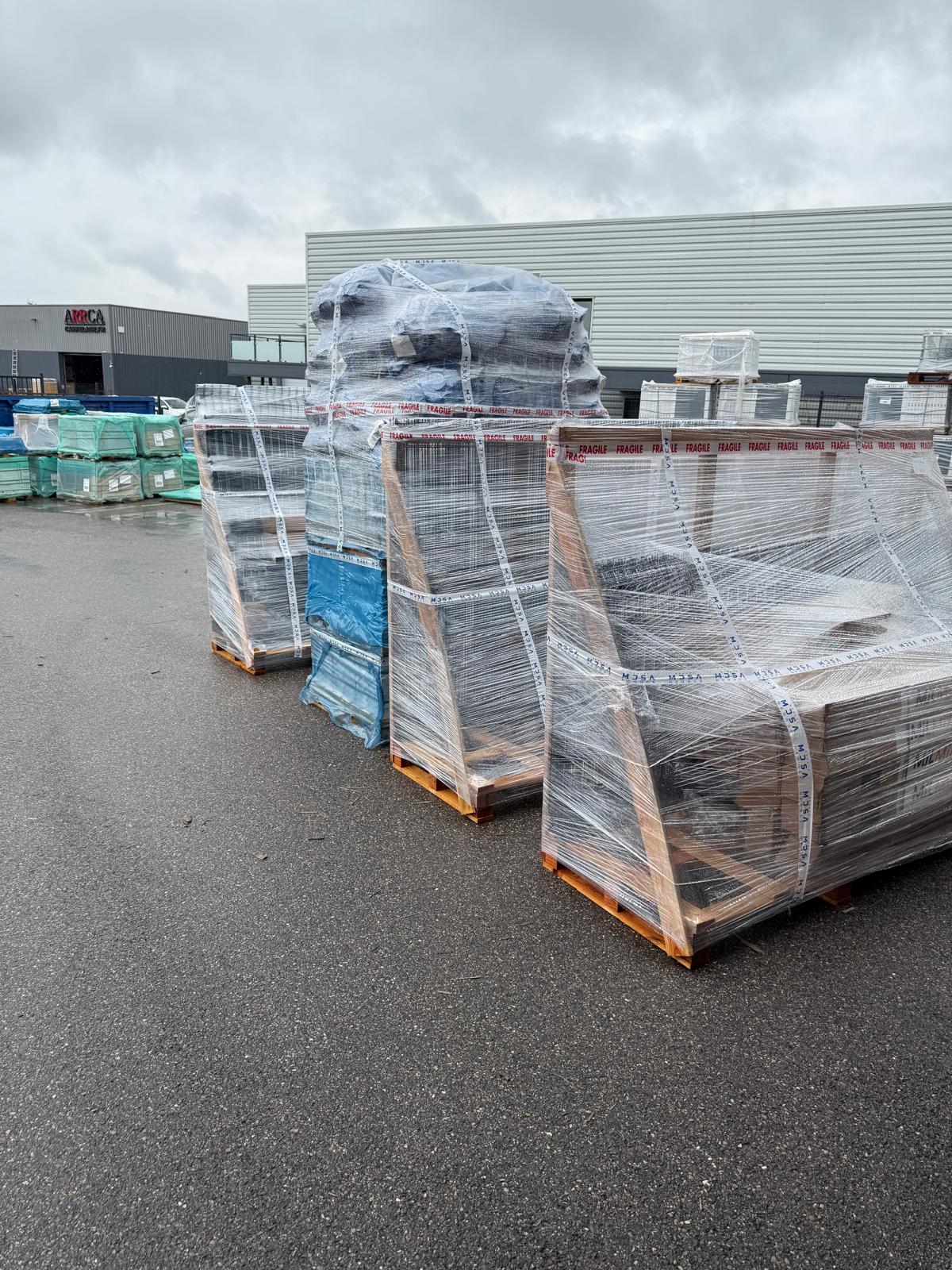 Palette de clôtures prêtes à la livraison avec hayon