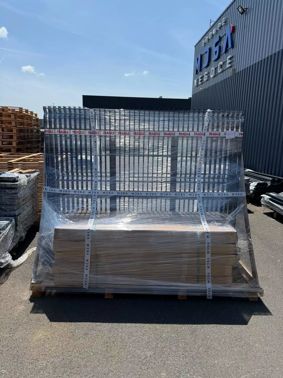 Exemple d'une commande de clôture rigide préparée sur palette à dosseret, prête à être expédiée