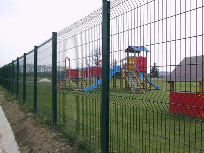 Réalisation clôture rigide PROFENCE vert hauteur 1.73m installée autour d’une école, panneaux grillage rigide avec poteaux à sceller